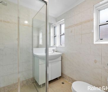 Light and Spacious 2 Bedroom Apartment - Photo 3