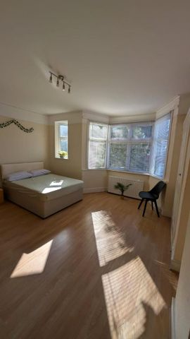 5 bedroom semi-detached house to rent - Photo 3