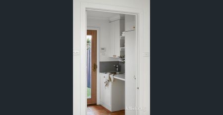 Wide-frontage residence in coveted garden setting - Photo 4