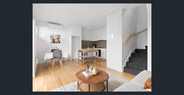 Sunny split level apartment in a boutique block! - Photo 1