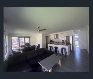 Looking for space, comfort, and a great location? - Photo 3