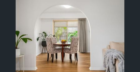 Perfectly positioned two bedroom unit - Photo 4