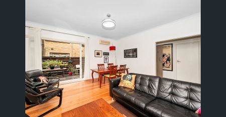 Spacious Three-Bedroom Home with Courtyard and Modern Comforts - Photo 3