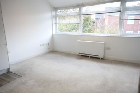 1 Bedroom Flat / Apartment to let - Photo 5