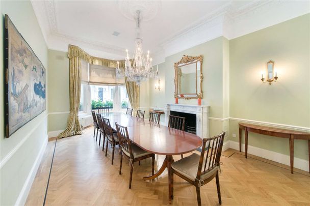 This is a superbly presented and charming 5 bedroom period house to rent in Earl's Court. Boasting over 6000 square feet of space, with a south facing garden and south facing roof terrace. - Photo 1