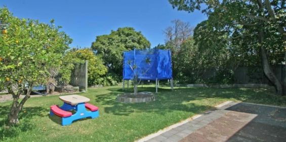 Four bedroom home in popular locale - Photo 3