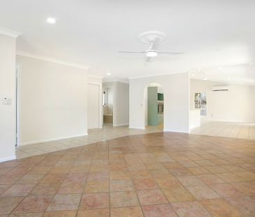 SPACIOUS FAMILY HOME WITH POOL - Photo 3