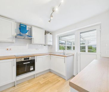 Clean slate! - 2 Bedroom renovated Bungalow - Photo 5