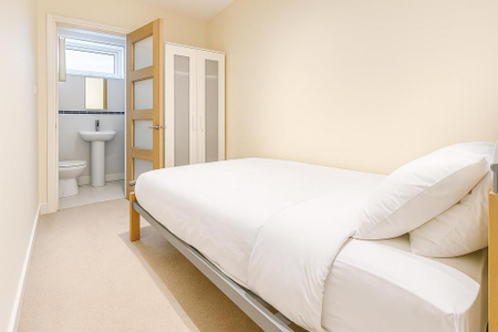 1 bedroom in a house share to rent - Photo 4