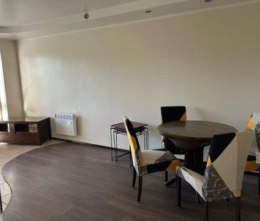 1 bedroom in a flat share to rent - Photo 2