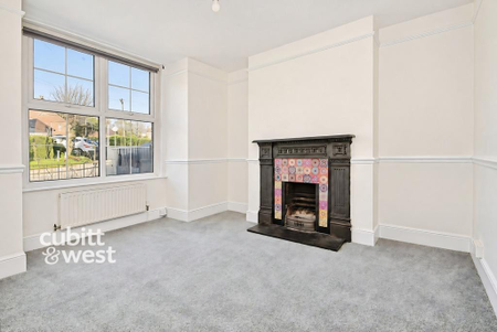 4 bedroom end of terrace house to rent - Photo 2