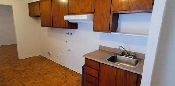 ANJOU 3 1/2 PRES HALLS D 'ANJOU - Photo 2