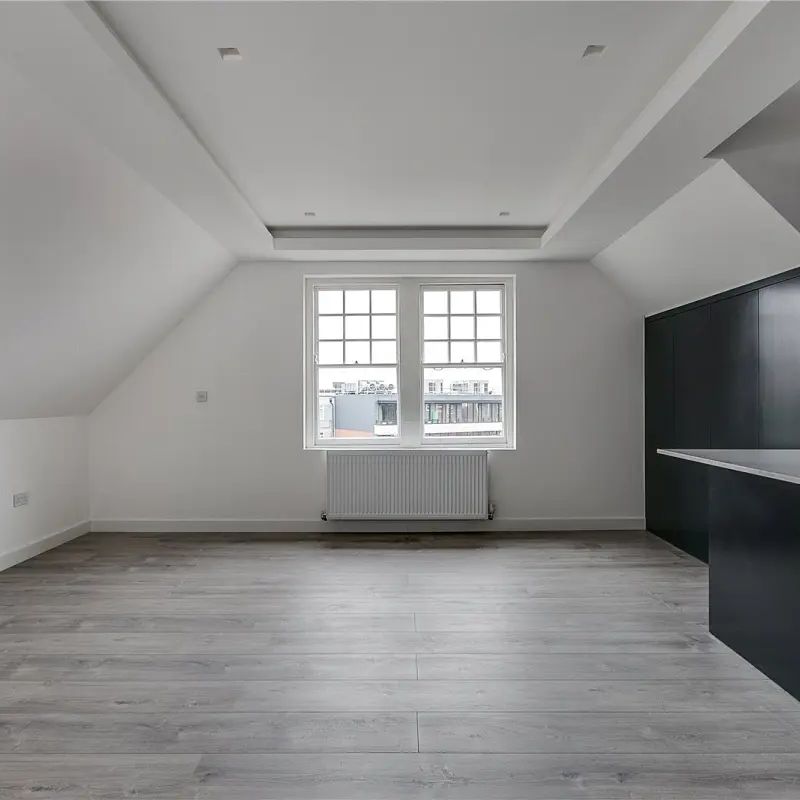 2 bedroom flat in Hampstead - Photo 1