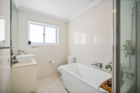 Easy Beach Lifestyle in a Fresh and Bright Apartment - Photo 2