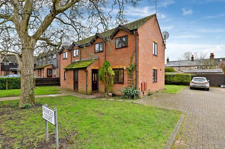 A ground floor studio located in the village of Bourne End - Photo 2