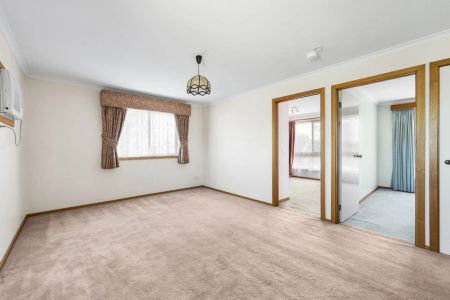 Spacious 5 Bedroom Family Home awaits! - Photo 2