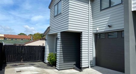 Howick, 3 Bedrooms - Photo 2