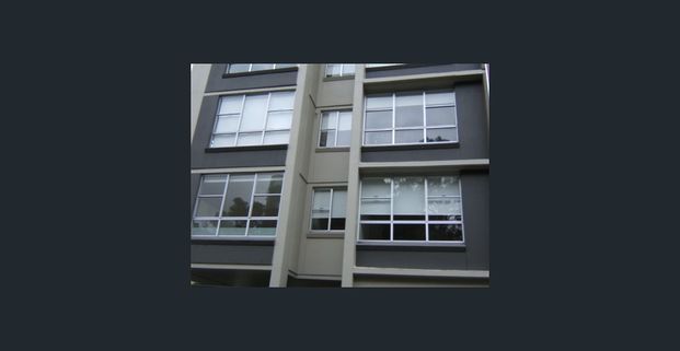 SPACIOUS, SUN-DRENCHED, 1 BEDROOM APARTMENT CLOSE TO FOX STUDIO. - Photo 1