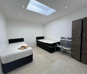 double room in two bedroom flat for two females- £800 - Photo 2