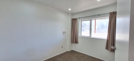 Stunning 5-Bedroom Home with Sea Views at Rothesay Bay - Photo 3