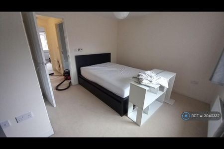 1 bedroom in a house share to rent - Photo 3