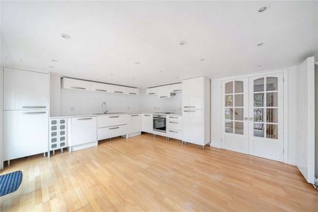 An attractive family home in an ideal location for town, schools and station. - Photo 5