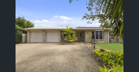 Spacious Home with Multiple Living Spaces & Outdoor Spa - Photo 2