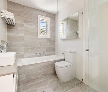 Expansive Period Home Opposite Alexandria Park – Space, Style & Cha... - Photo 6