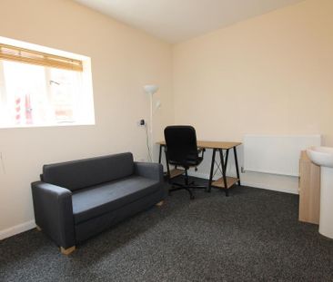 4 bedroom flat to rent - Photo 3