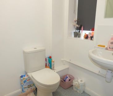 1 bedroom in a flat share to rent - Photo 3