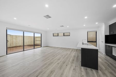 85 Presentation Boulevard, Winter Valley - Photo 2