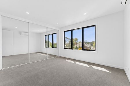 Refined Contemporary Living with Exceptional Finishes - Photo 5