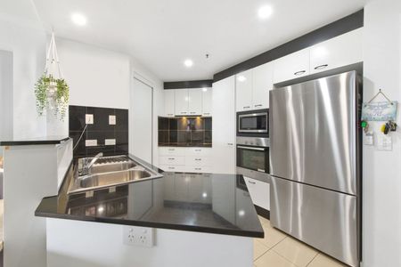 Stunning, newly renovated with modern fixtures, 2 bedroom, 2 bathroom apartment - Photo 4