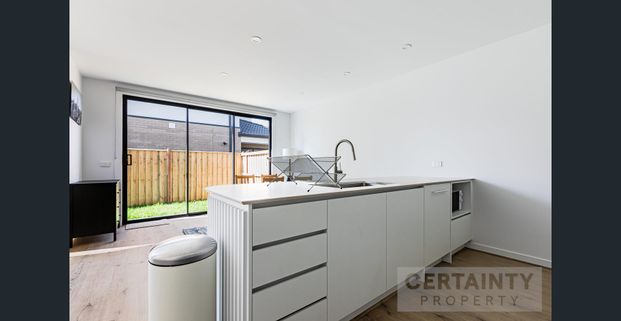 NEWLY FURNISHED CO-LIVING PROPERTY - Room available for only $250 per week! - Photo 1