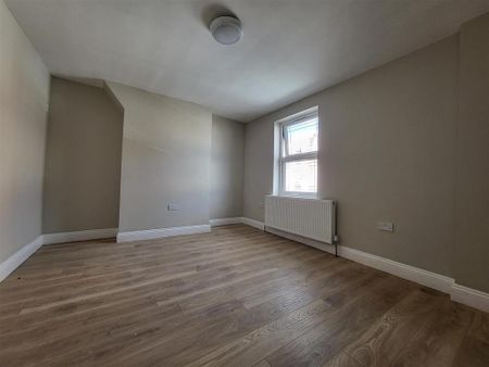 4 bedroom flat to rent - Photo 2