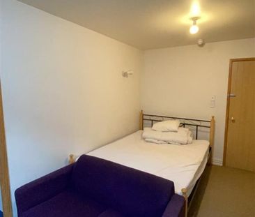 Centrally located boarding house room - Photo 6