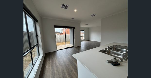 Modern Single-Storey Family Home | 4 Bedrooms | 2 Bathrooms | Double Garage - Photo 1