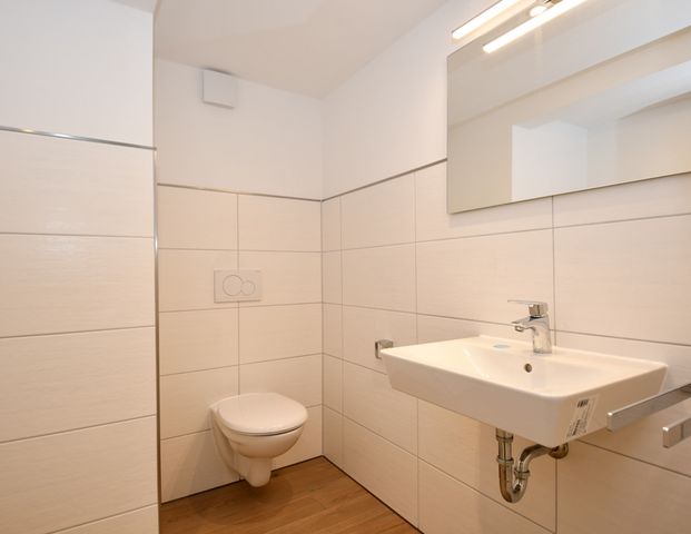 Lichtdurchflutete Maisonettewohnung mit Terrasse, hochwertiger Einbauküche und E-Ladestation - Photo 1