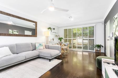 Refreshed Modern Apartment with 2 Courtyards - Lift Access - Photo 4