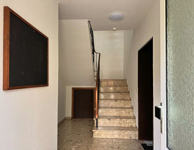 Gemütliche 2ZKB Dachgeschosswohnung mit EBK & Balkon in zentraler Sackgassenlage der Stadt Wiesmoor - Foto 1