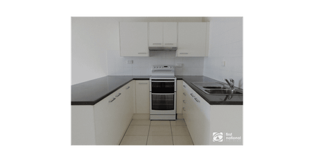 Walk to the heart of town - Photo 4