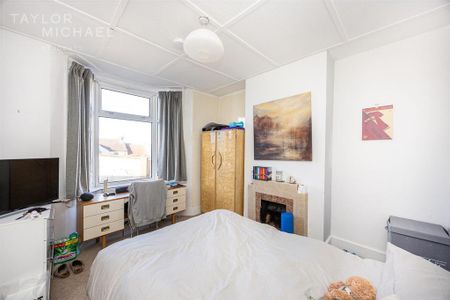 4 bedroom terraced house to rent - Photo 5