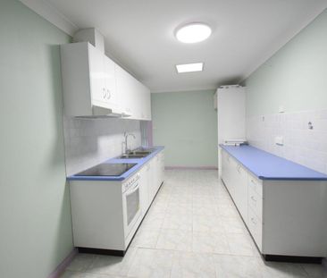 COMFORTABLE & GOOD CONDITION 3 BRICK BEDROOM HOUSE! - Photo 3