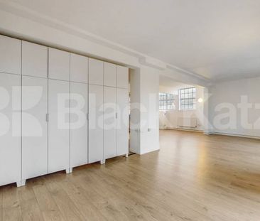 Spacious Studio located within a warehouse conversion with exposed ... - Photo 5