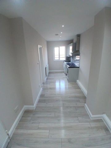 1 Bed Flat, Cambridge Heath Road, E2 - Photo 2