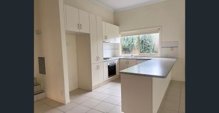 Beautiful townhouse close to The Glen - Photo 4