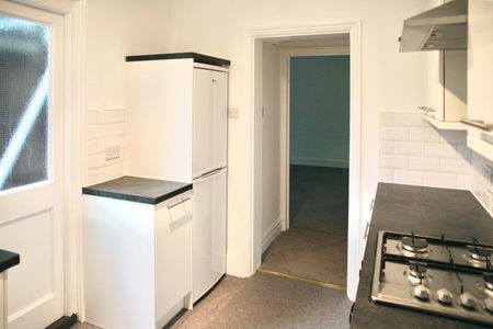 2 Bed Flat, Beatrice Avenue, SW16 - Photo 2