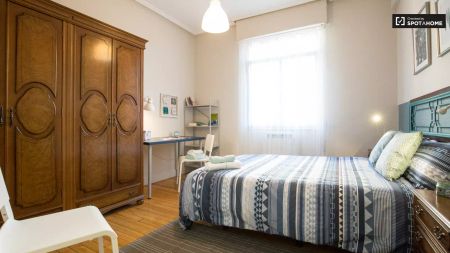 Double bed in Rooms for rent in cozy 3-bedroom apartment in Uribarri - Foto 3