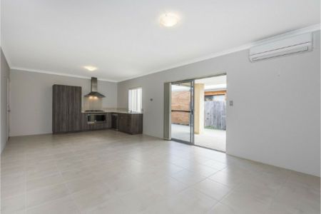 Perfectly Positioned Home Close to Parks, Schools & Waterfront. - Photo 3