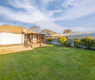 Three beds, four car garaging. Aranui - Photo 1